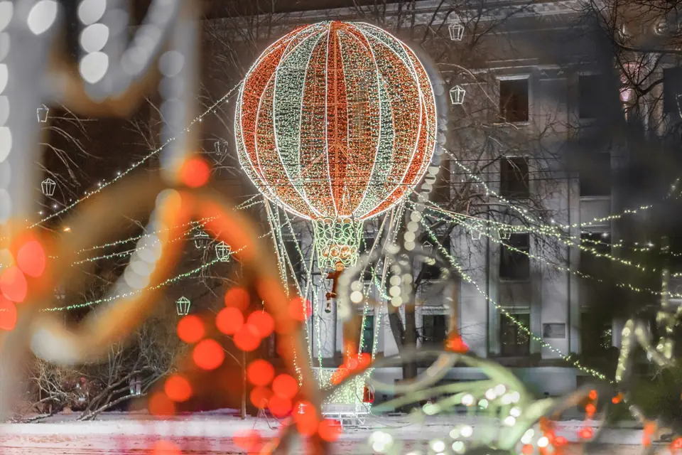 December Design šviesos instaliacija – balionas su kalėdinėmis šviesomis miesto erdvėje