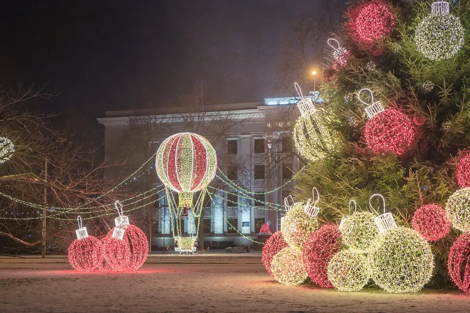 Light air balloon sculpture and large objects of decorative balls in Liepāja's city square