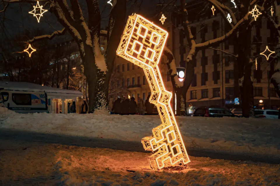 Light sculpture of non-standard geometric shape on Riga street at night